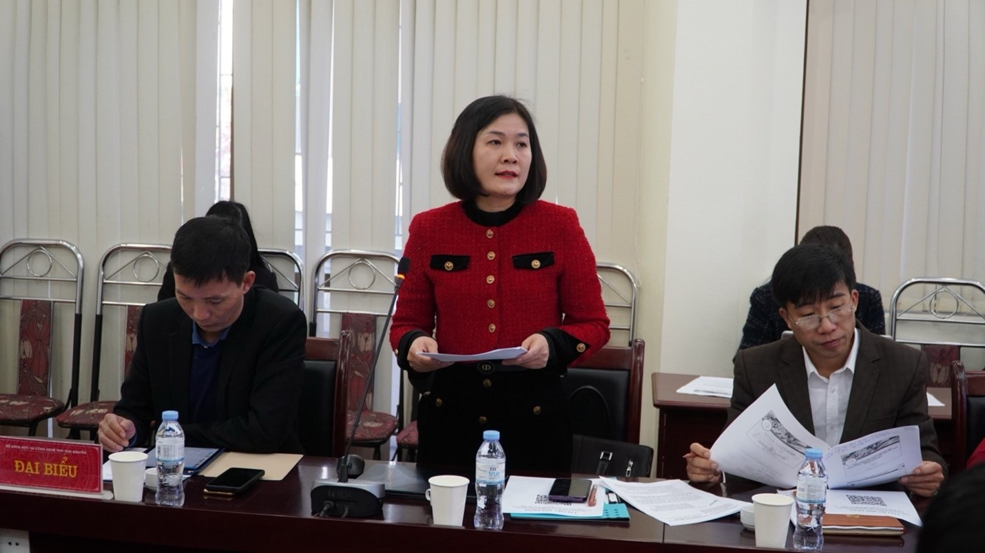 Đại diện Cục Thống kê Thái Nguyên trình bày thực trạng hoạt động của doanh nghiệp tỉnh Thái Nguyên